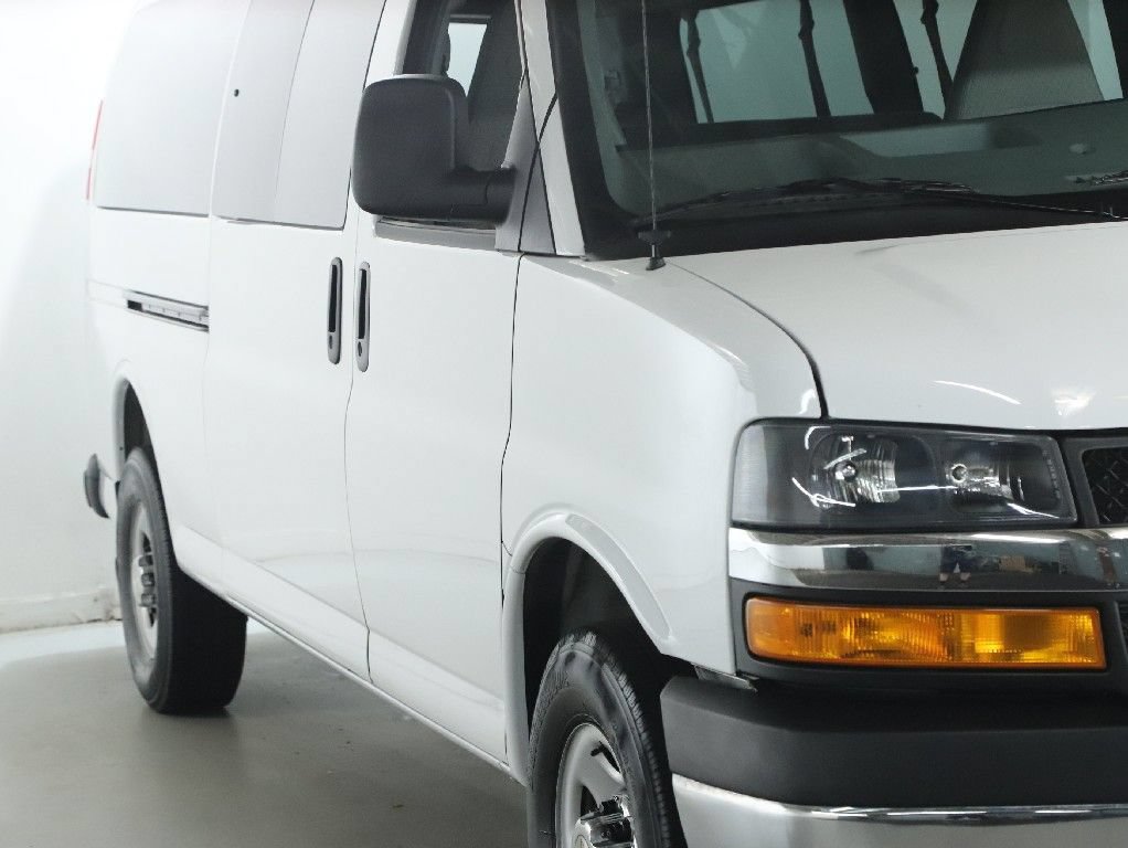 Used 2025 Chevrolet Express 3500 LT w/ LT Preferred Equipment Group RWD image 9