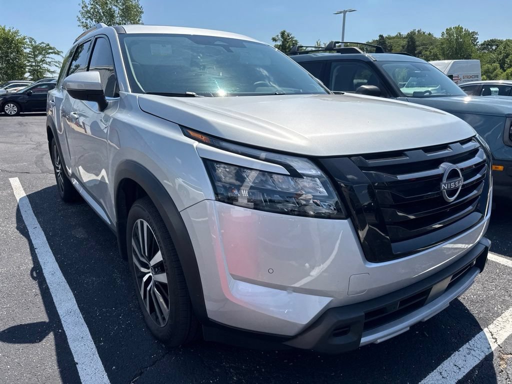 Certified 2025 Nissan Pathfinder Platinum w/ Black Appearance Package AWD/4WD image 3