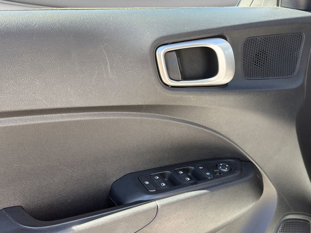 Used 2025 Hyundai Venue SEL FWD image 9