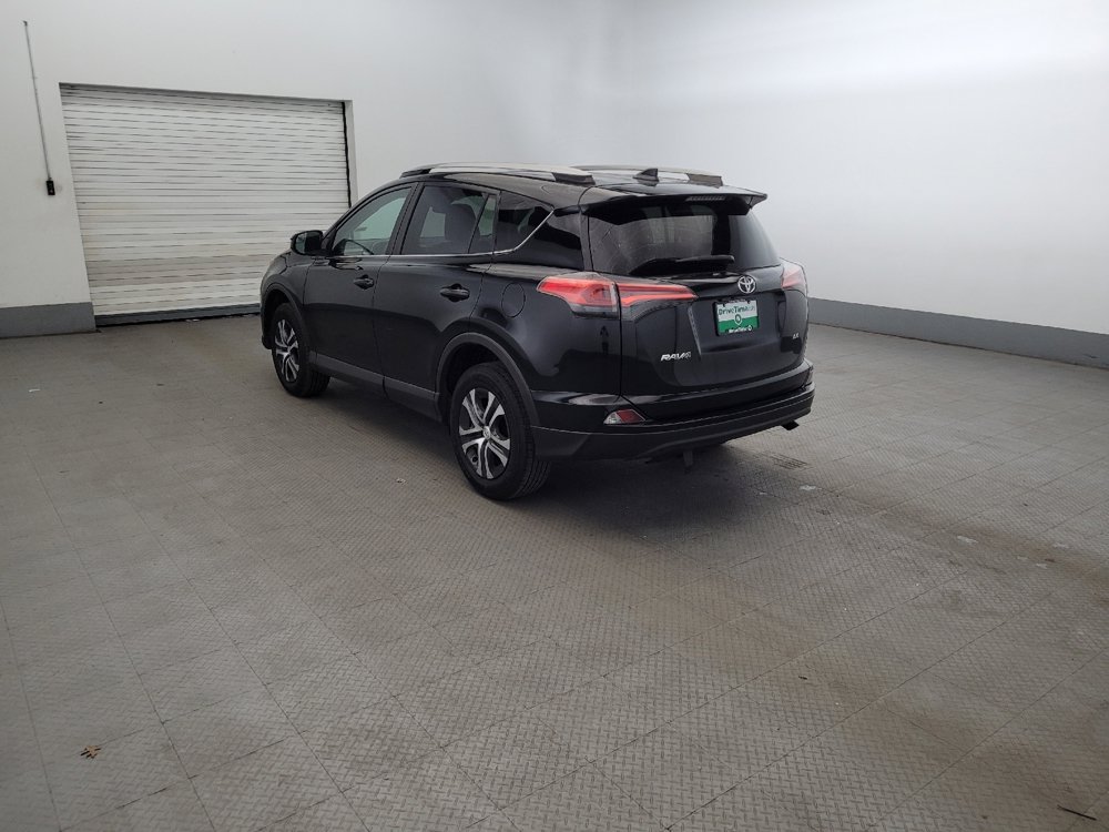 Used 2018 Toyota RAV4 LE FWD image 5