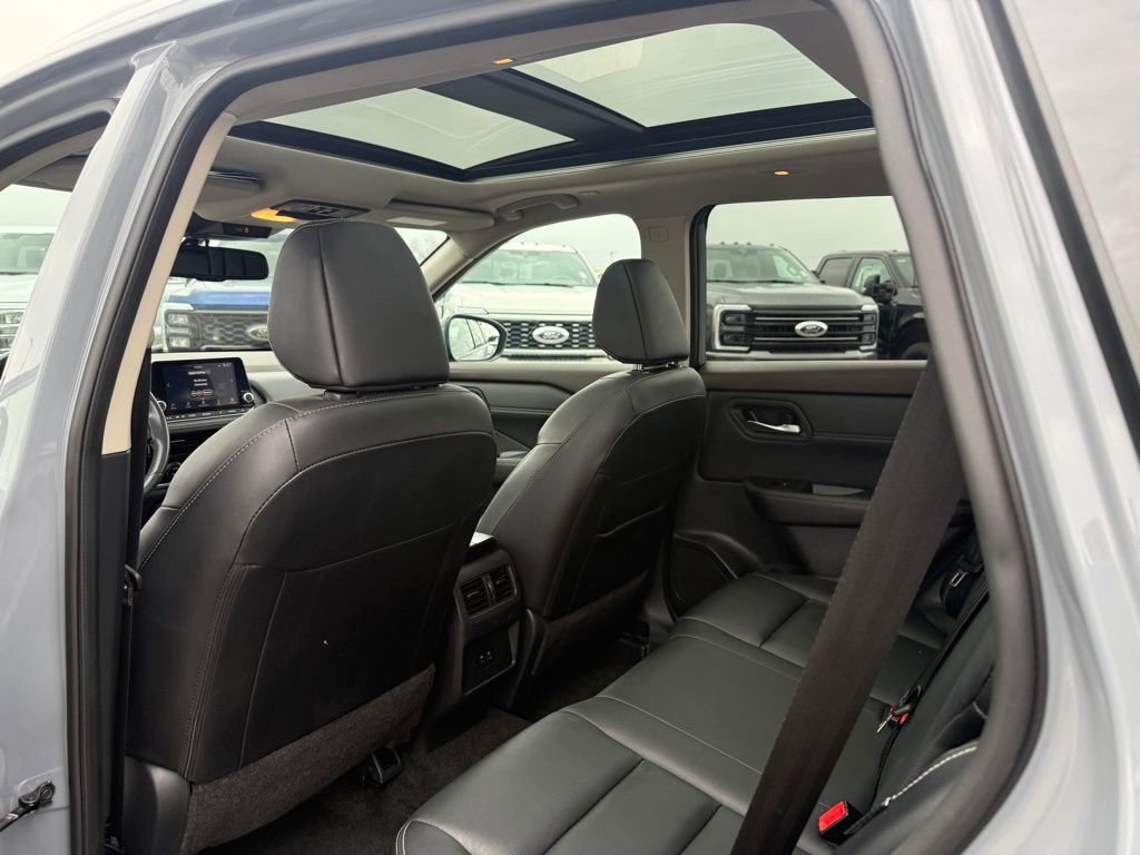 Used 2023 Nissan Rogue SL image 13