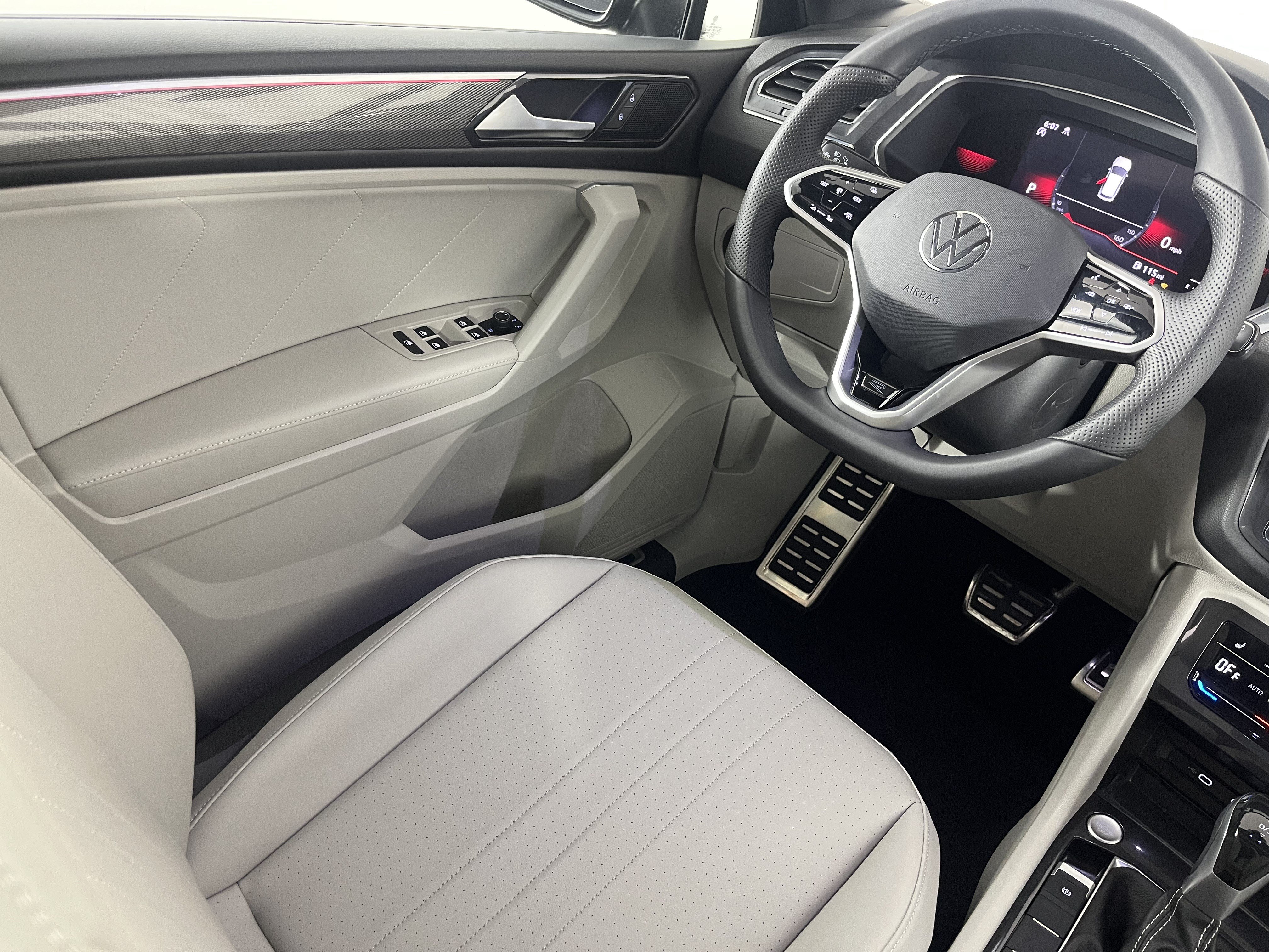 Used 2023 Volkswagen Tiguan SE R-Line AWD/4WD image 9