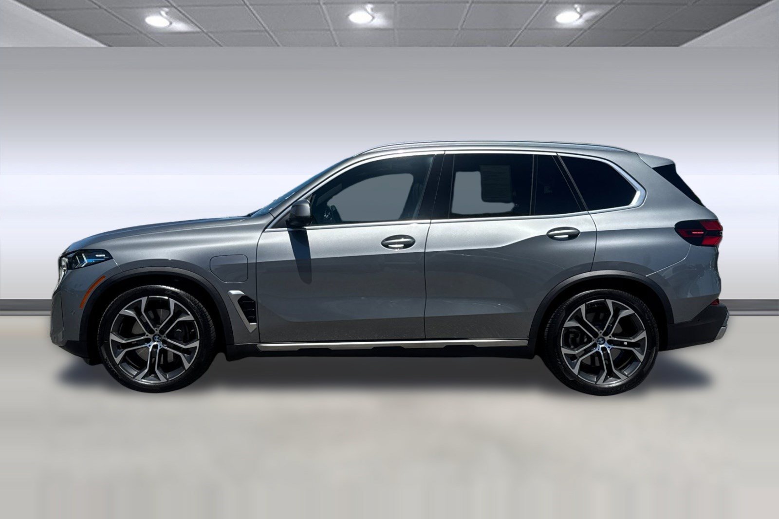 Used 2026 BMW X5 xDrive50e w/ Climate Comfort Package AWD/4WD image 2