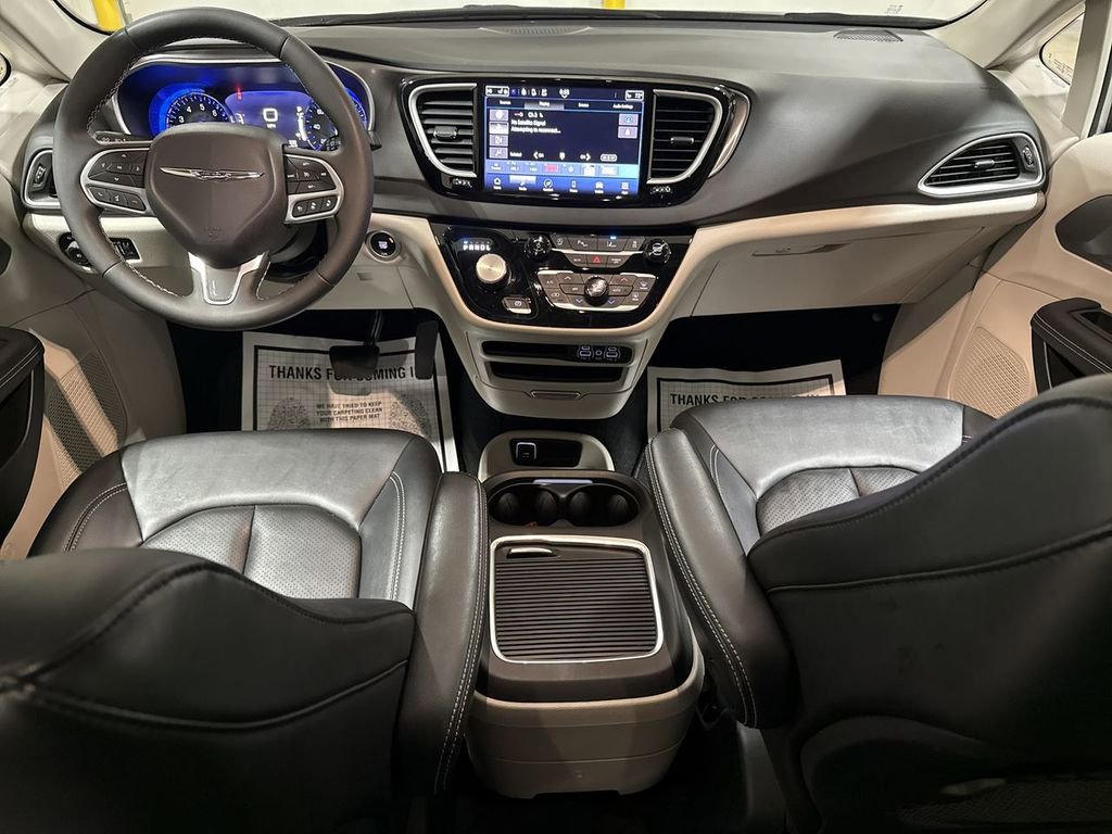 Used 2024 Chrysler Pacifica Touring-L image 10