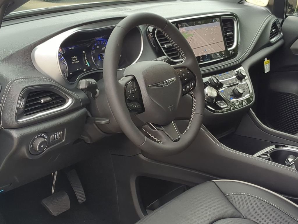 New 2026 Chrysler Pacifica Limited w/ S Appearance Package image 2
