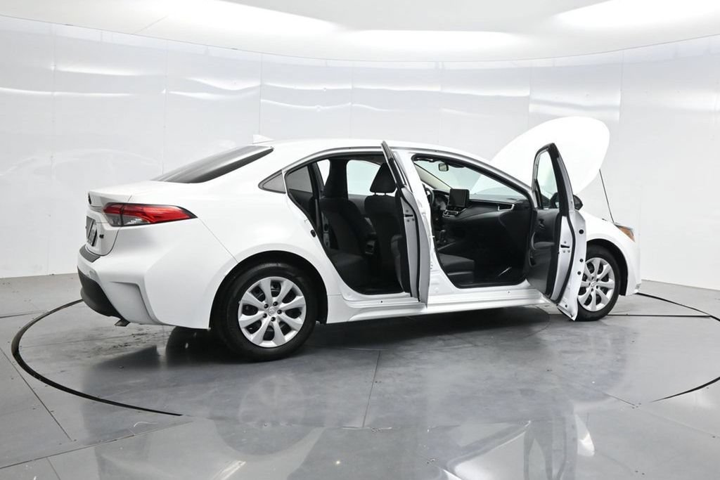 Used 2025 Toyota Corolla LE FWD image 4