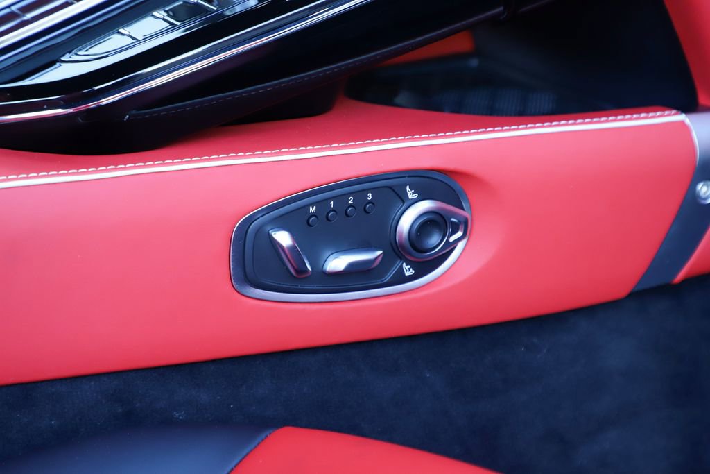 Used 2025 Aston Martin V8 Vantage Coupe image 32