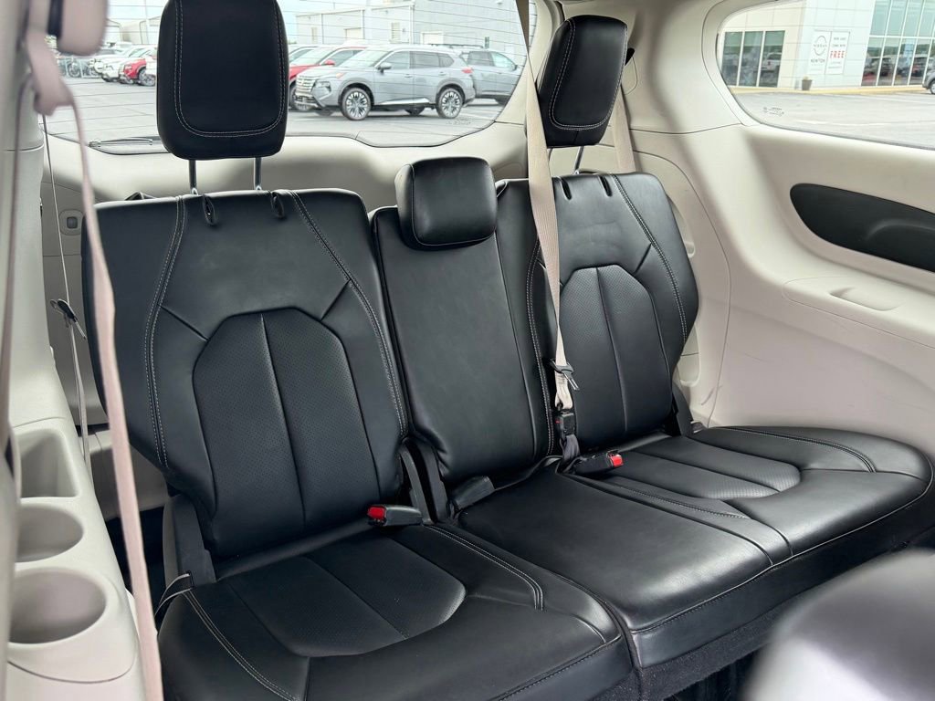 Used 2023 Chrysler Pacifica Touring-L FWD image 19