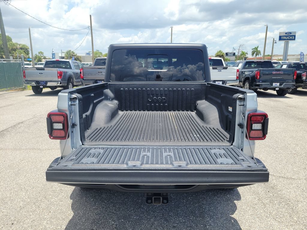Used 2023 Jeep Gladiator Rubicon w/ LED Lighting Group AWD/4WD image 9