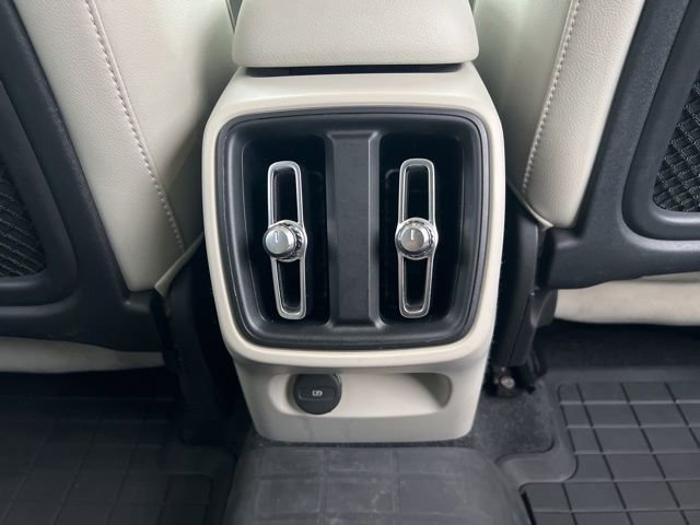 Used 2019 Volvo XC40 T5 Momentum image 18