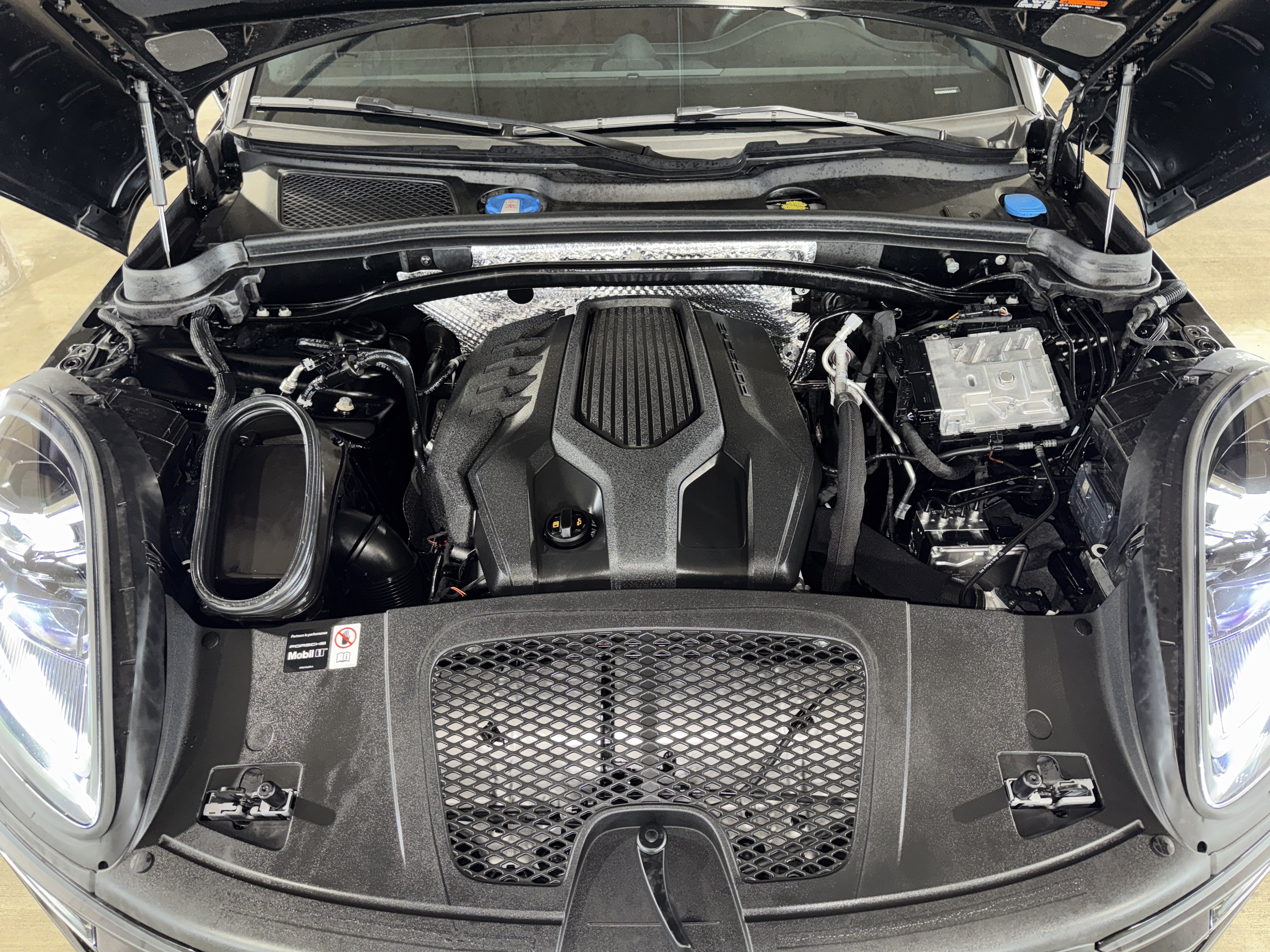 Used 2025 Porsche Macan AWD/4WD image 37