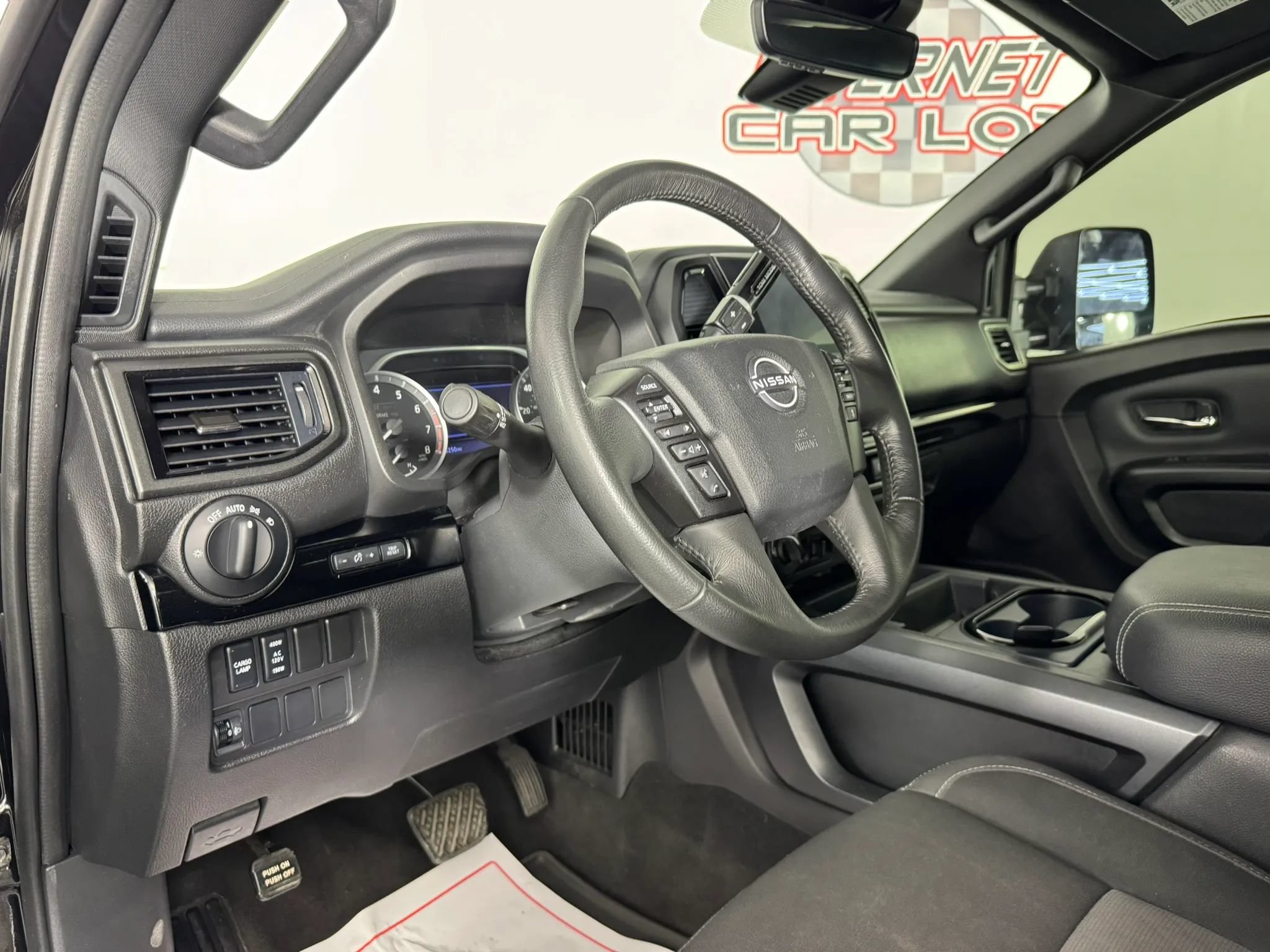 Used 2024 Nissan Titan SV w/ SV Convenience Package AWD/4WD image 10