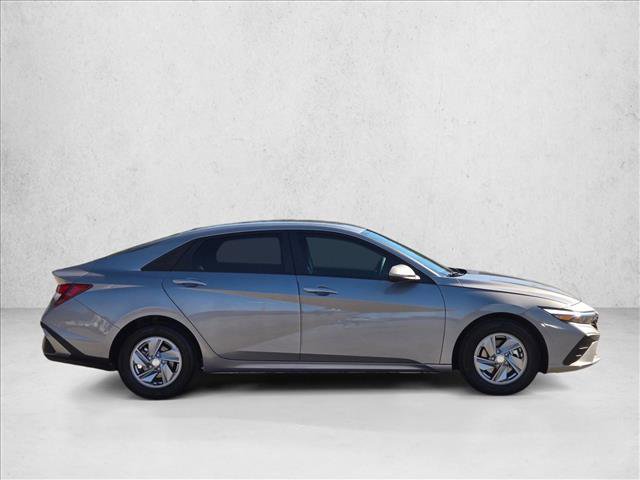 Used 2025 Hyundai Elantra SE image 4