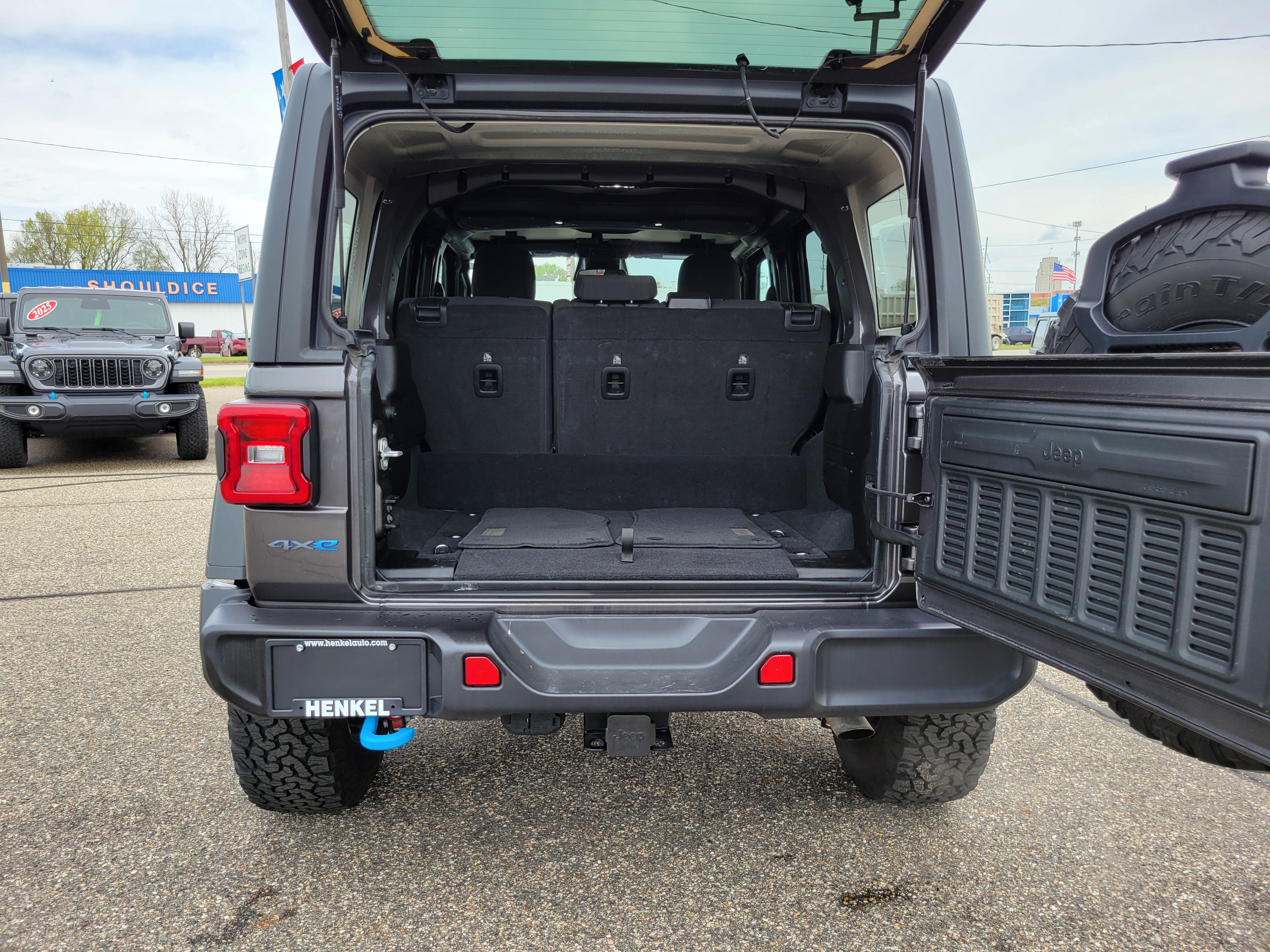 Used 2025 Jeep Wrangler Unlimited Rubicon 4xe w/ Convenience Group AWD/4WD image 19