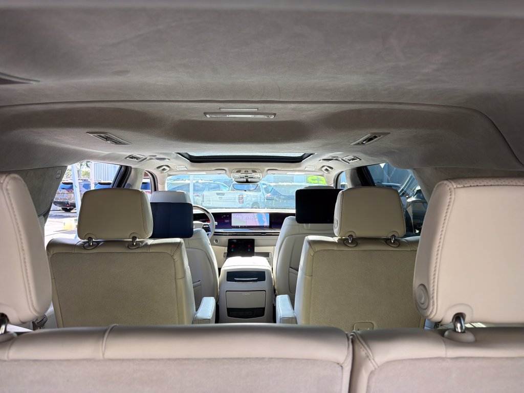 Used 2025 Cadillac Escalade ESV Sport Platinum w/ LPO, Floor Liner Package AWD/4WD image 38