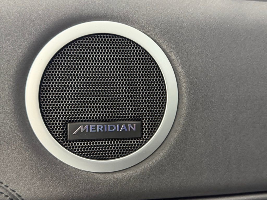 Used 2024 Land Rover Discovery S image 16