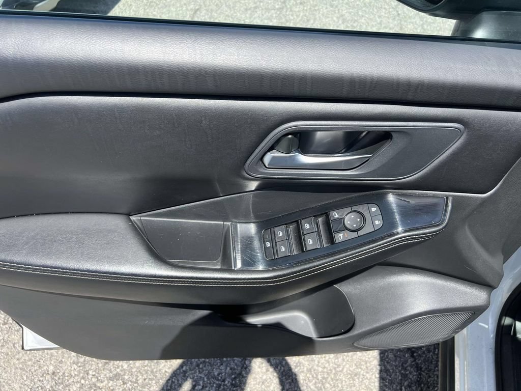 Used 2024 Nissan Rogue SV AWD/4WD image 16