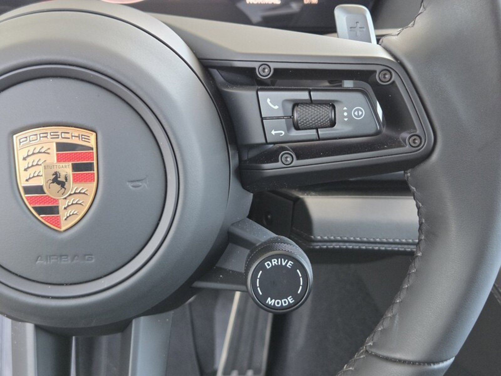 Used 2025 Porsche Panamera image 27