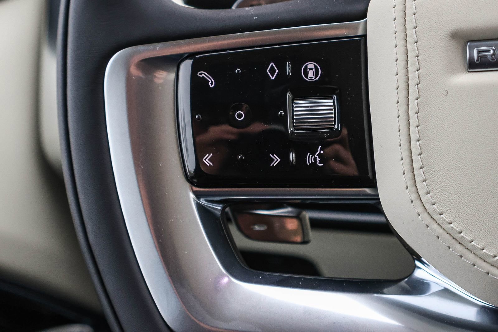 New 2026 Land Rover Range Rover SE image 37