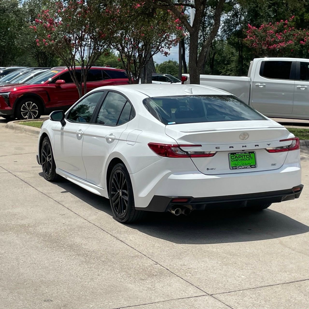 Used 2025 Toyota Camry SE FWD image 4