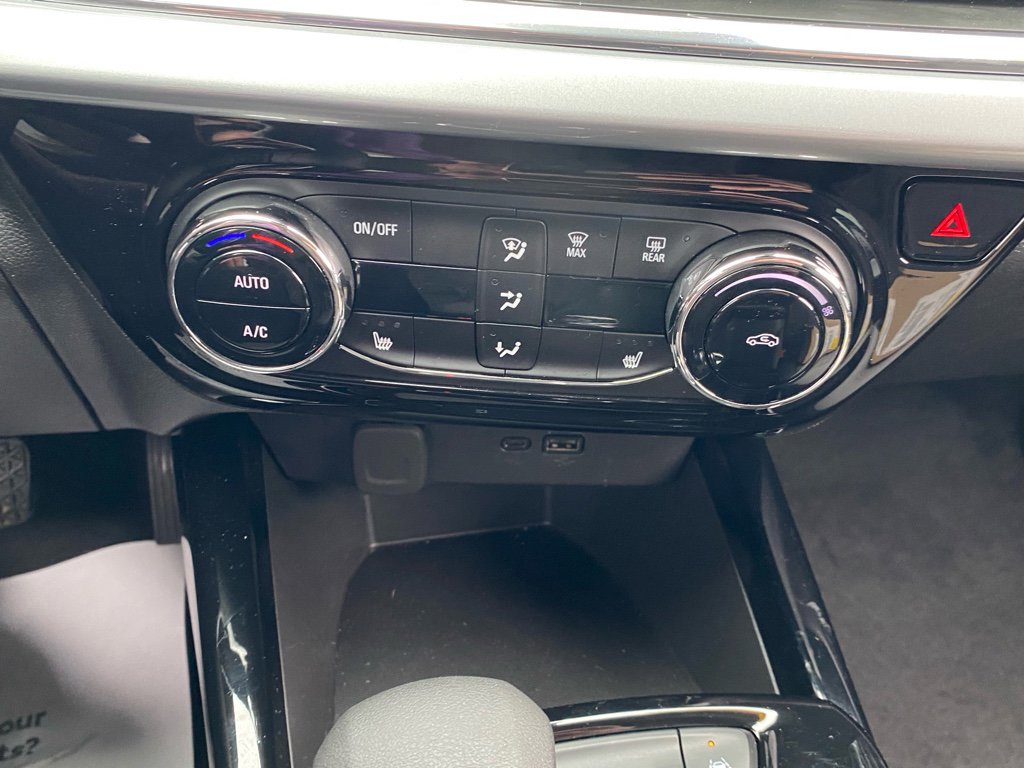 Used 2025 Chevrolet Trax LT w/ LT Convenience Package image 21