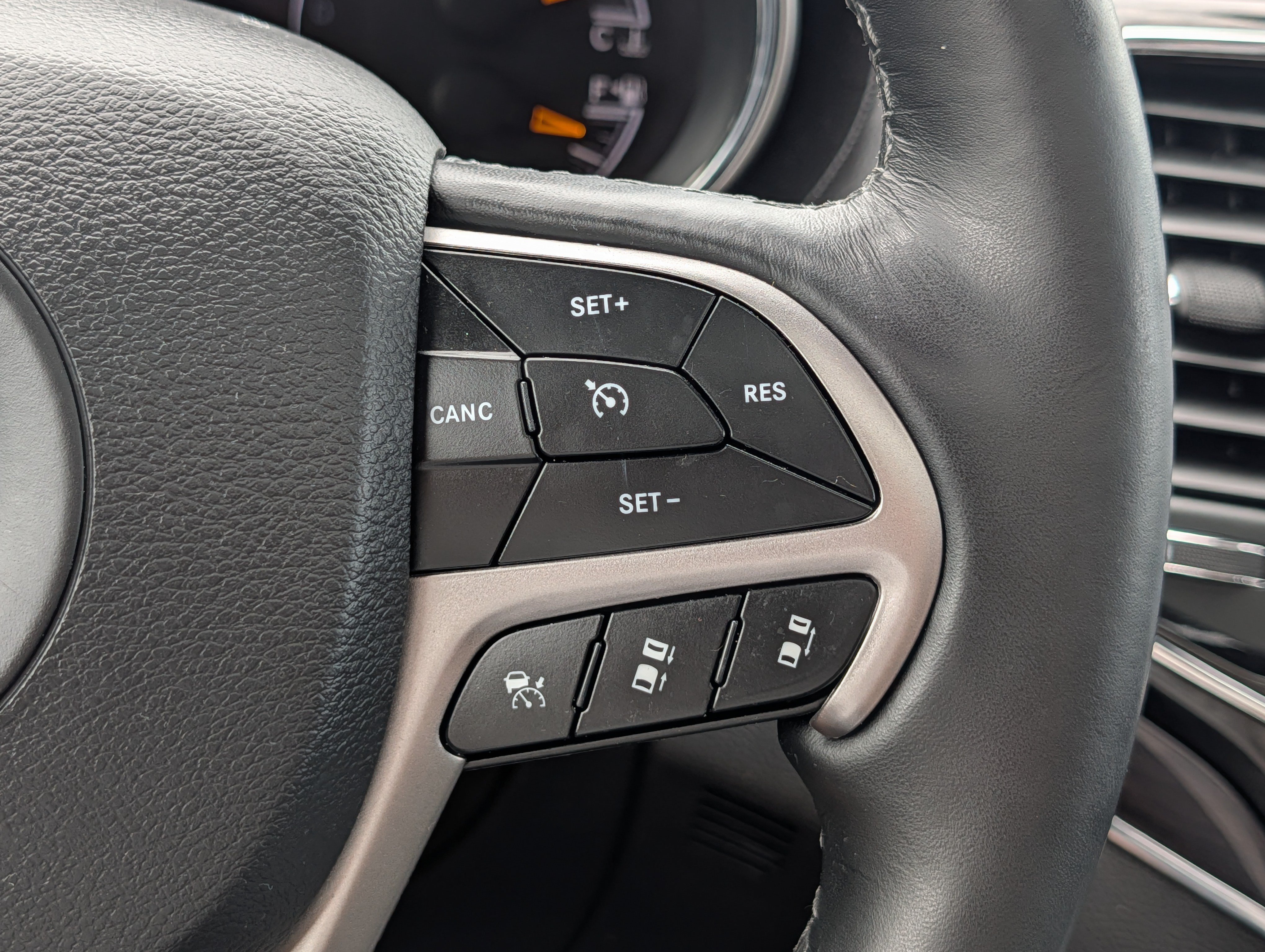 Used 2019 Jeep Grand Cherokee Overland AWD/4WD image 30