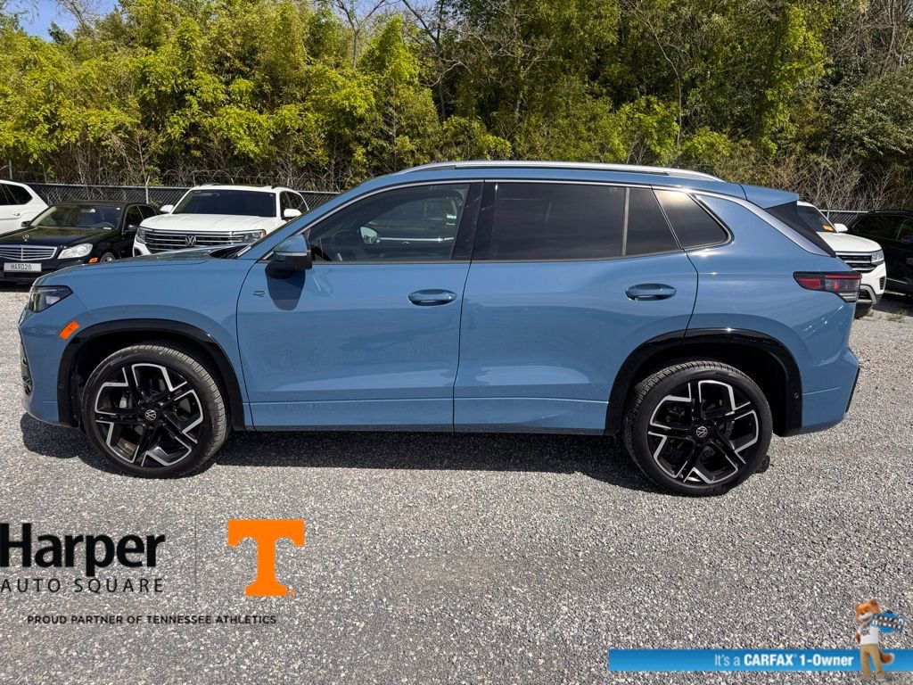 Used 2025 Volkswagen Tiguan SEL R-Line image 2