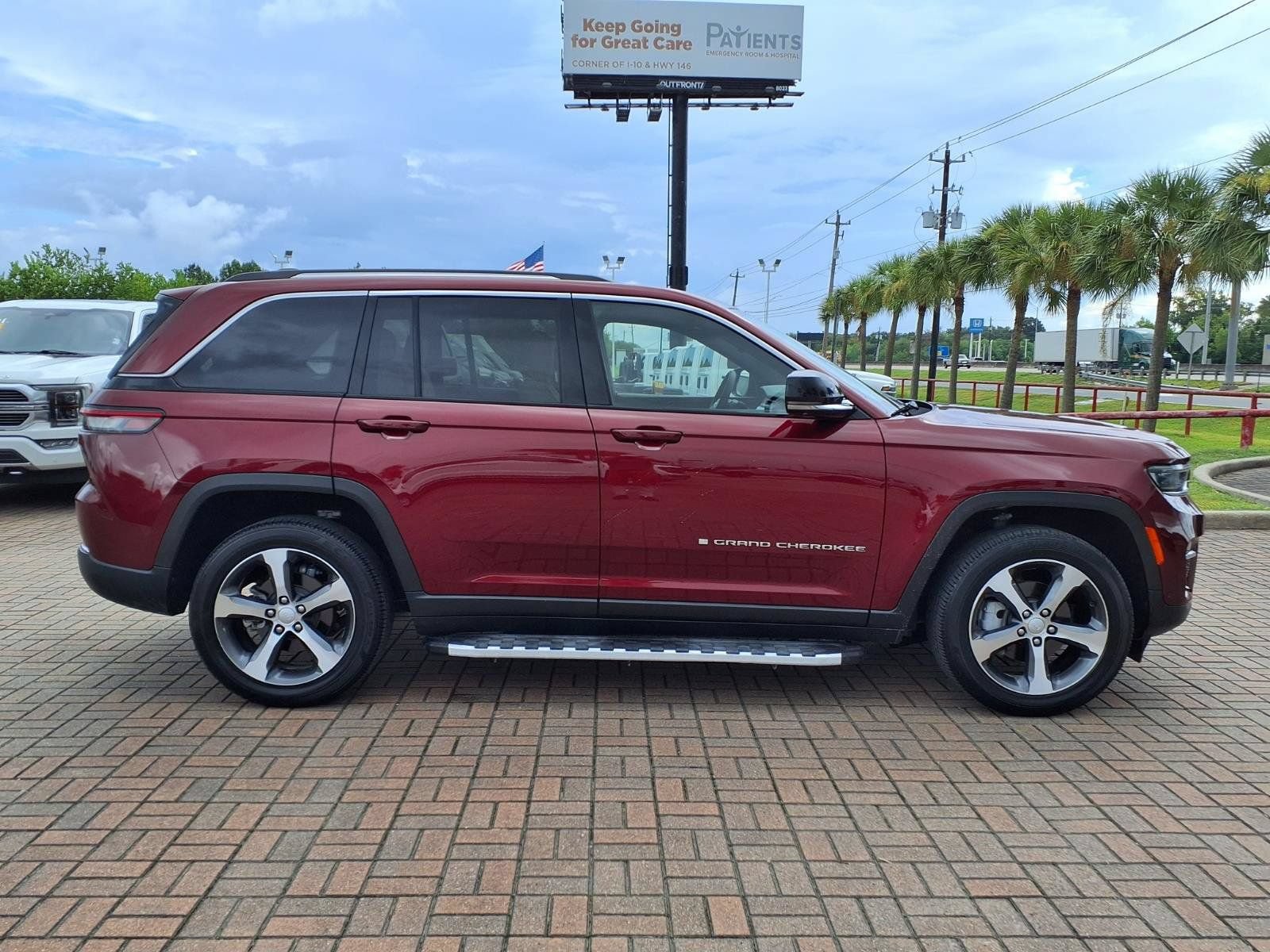 Used 2023 Jeep Grand Cherokee Limited w/ Luxury Tech Group II RWD image 4