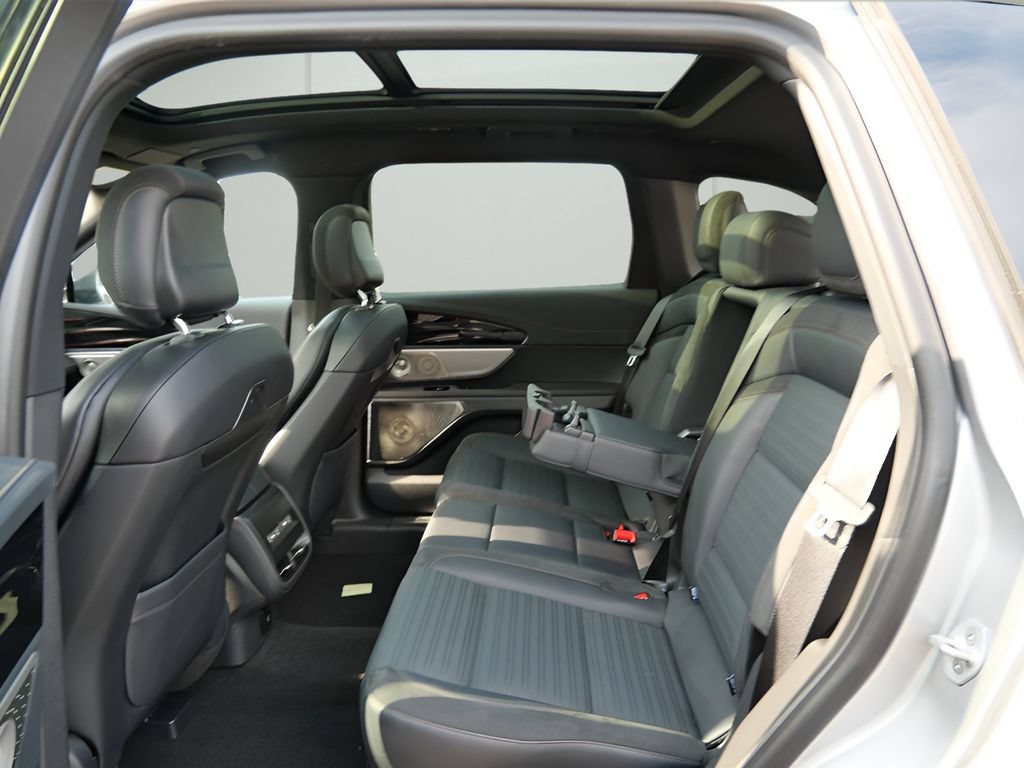Used 2025 Lincoln Nautilus Reserve AWD/4WD image 11