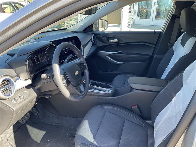 Used 2024 Chevrolet Trax LS w/ LS Convenience Package FWD image 2