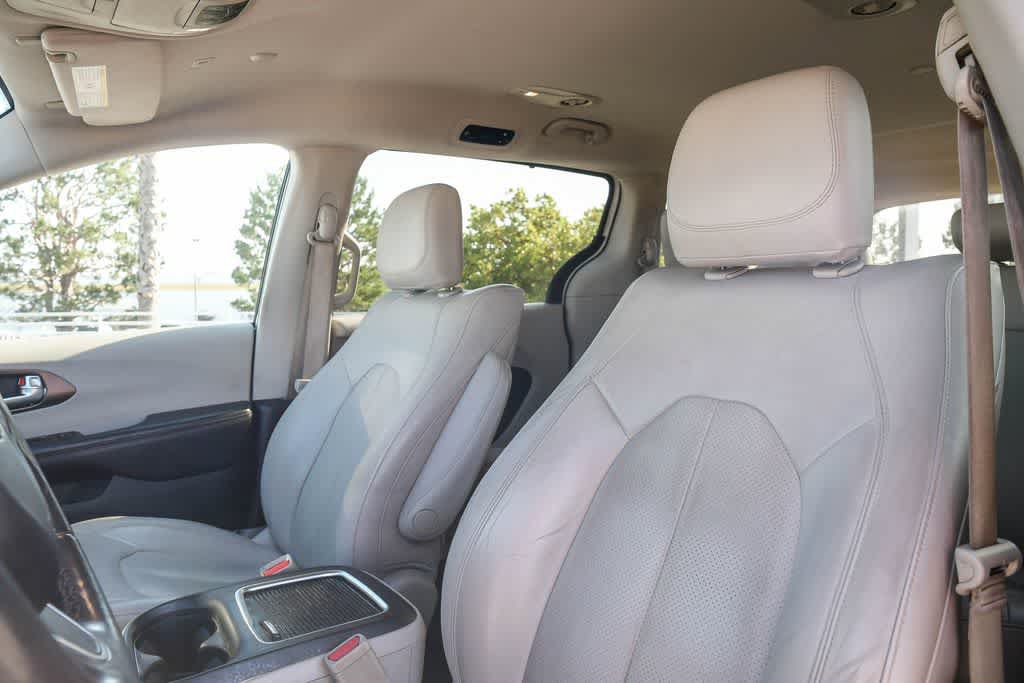 Used 2018 Chrysler Pacifica Touring-L Plus FWD image 22