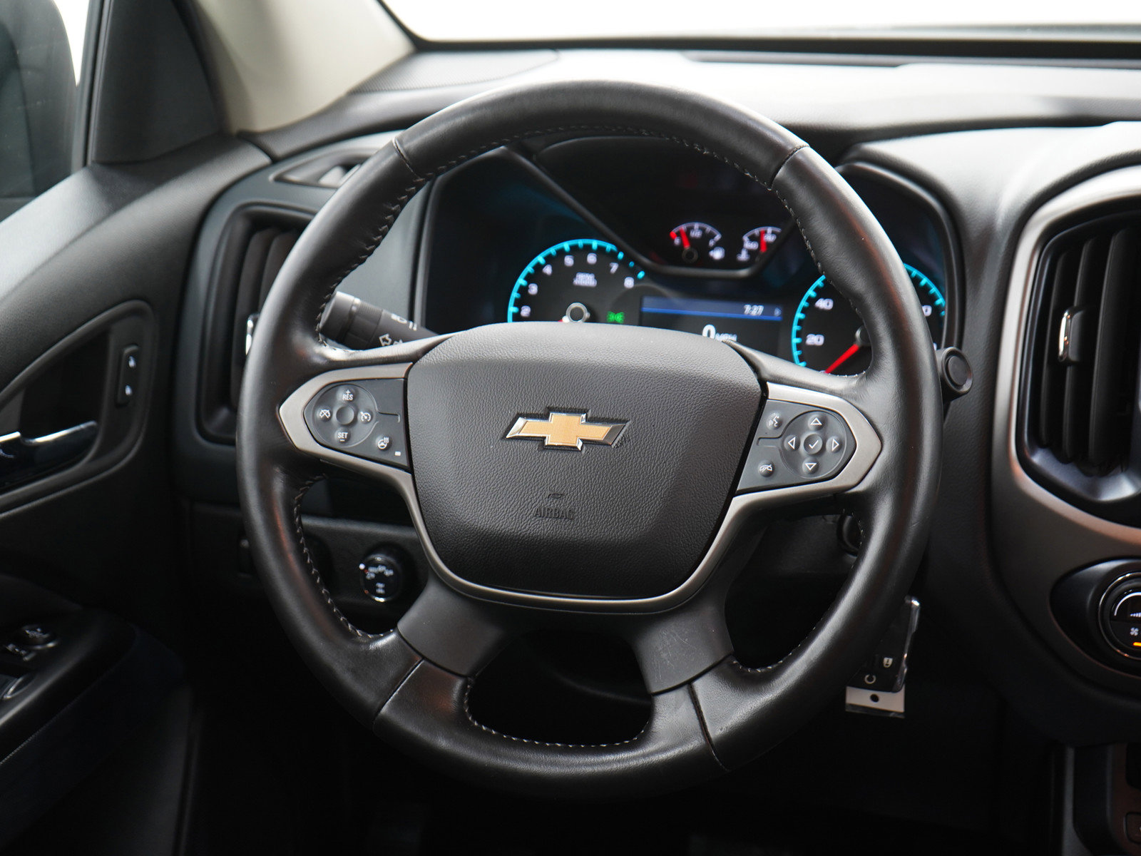 Used 2019 Chevrolet Colorado Z71 w/ Z71 Midnight Edition AWD/4WD image 16