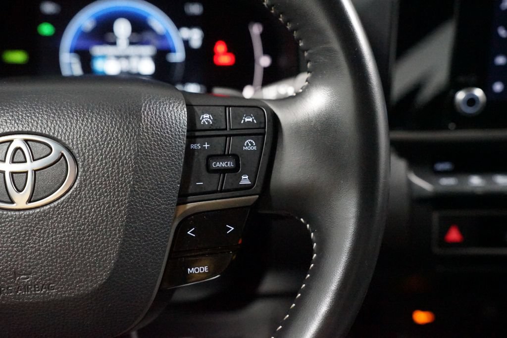 Used 2025 Toyota Camry SE FWD image 13