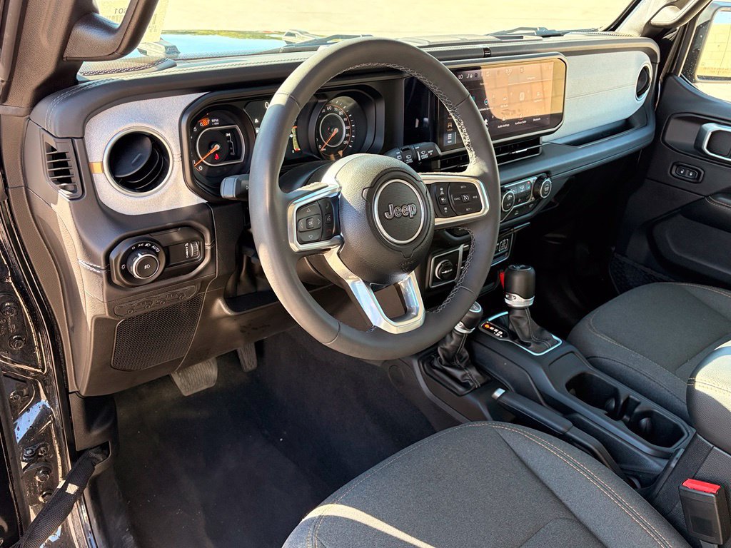 Used 2025 Jeep Wrangler Unlimited Sahara AWD/4WD image 14