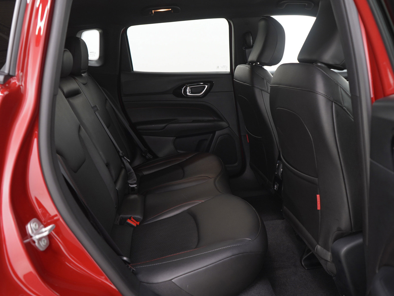 Used 2025 Jeep Compass Trailhawk image 13