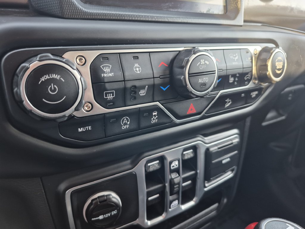 Used 2018 Jeep Wrangler Unlimited Sahara AWD/4WD image 23