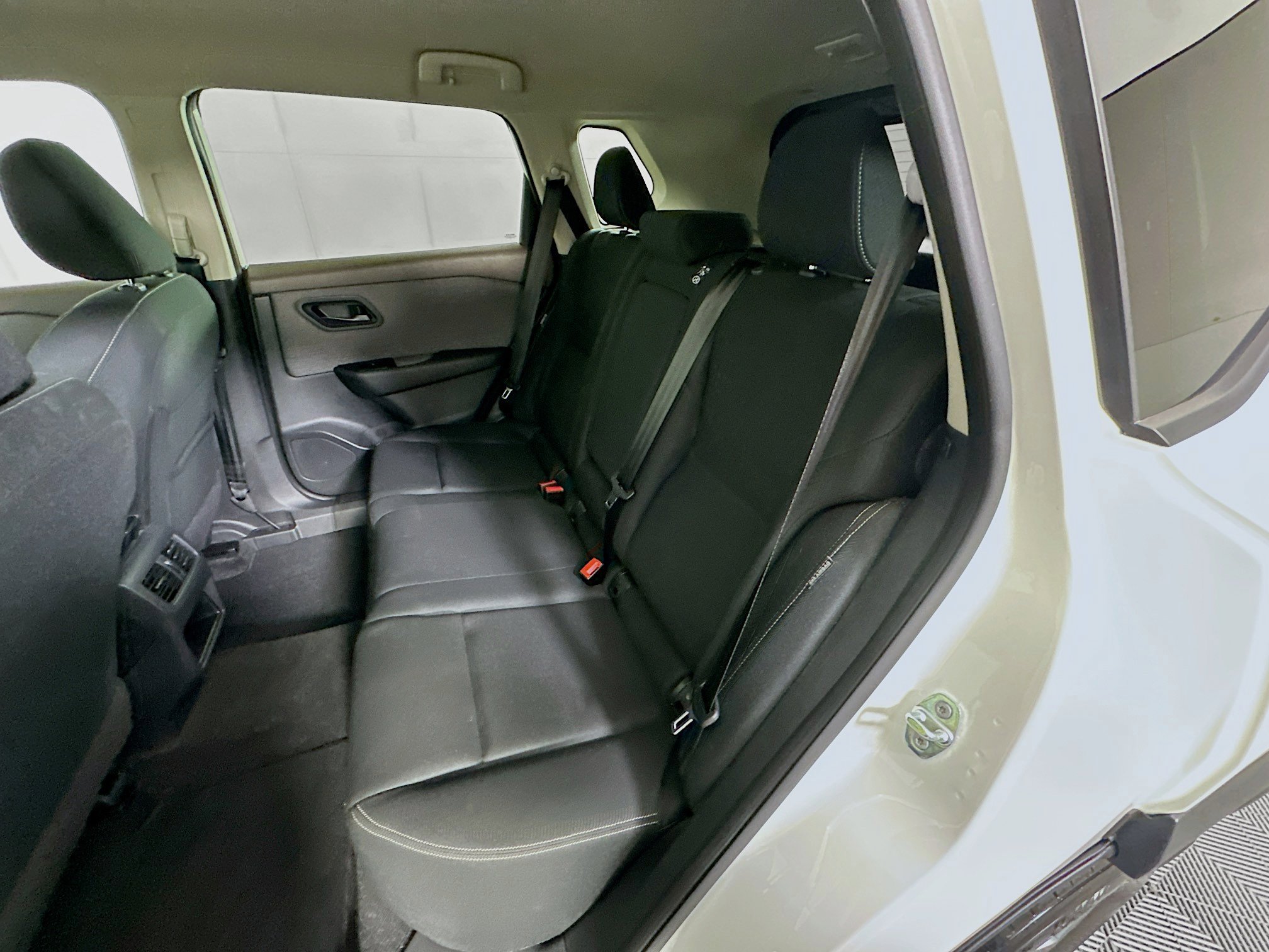 Used 2023 Nissan Rogue S image 26