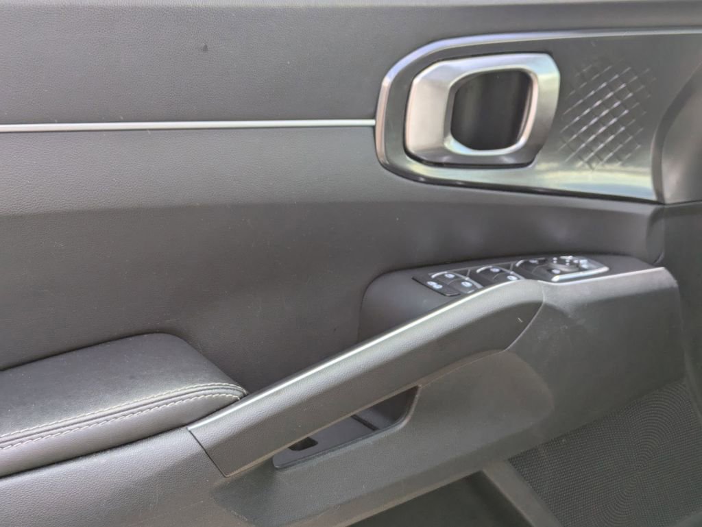 Used 2024 Kia Sorento S image 11