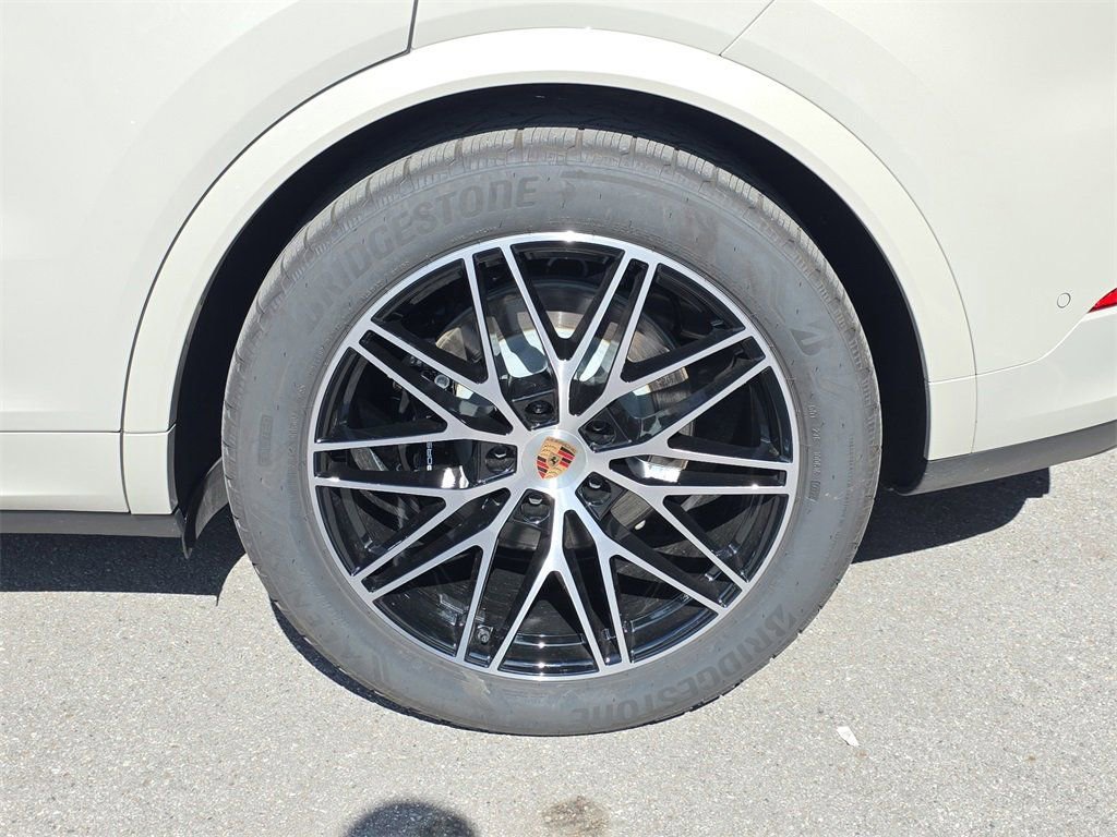 Certified 2025 Porsche Cayenne E-Hybrid image 11