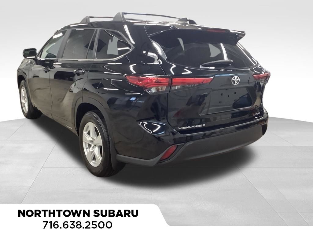 Used 2023 Toyota Highlander LE image 3