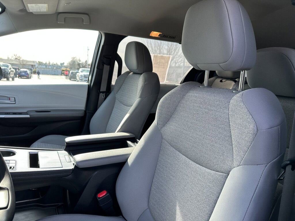 Certified 2025 Toyota Sienna LE image 10