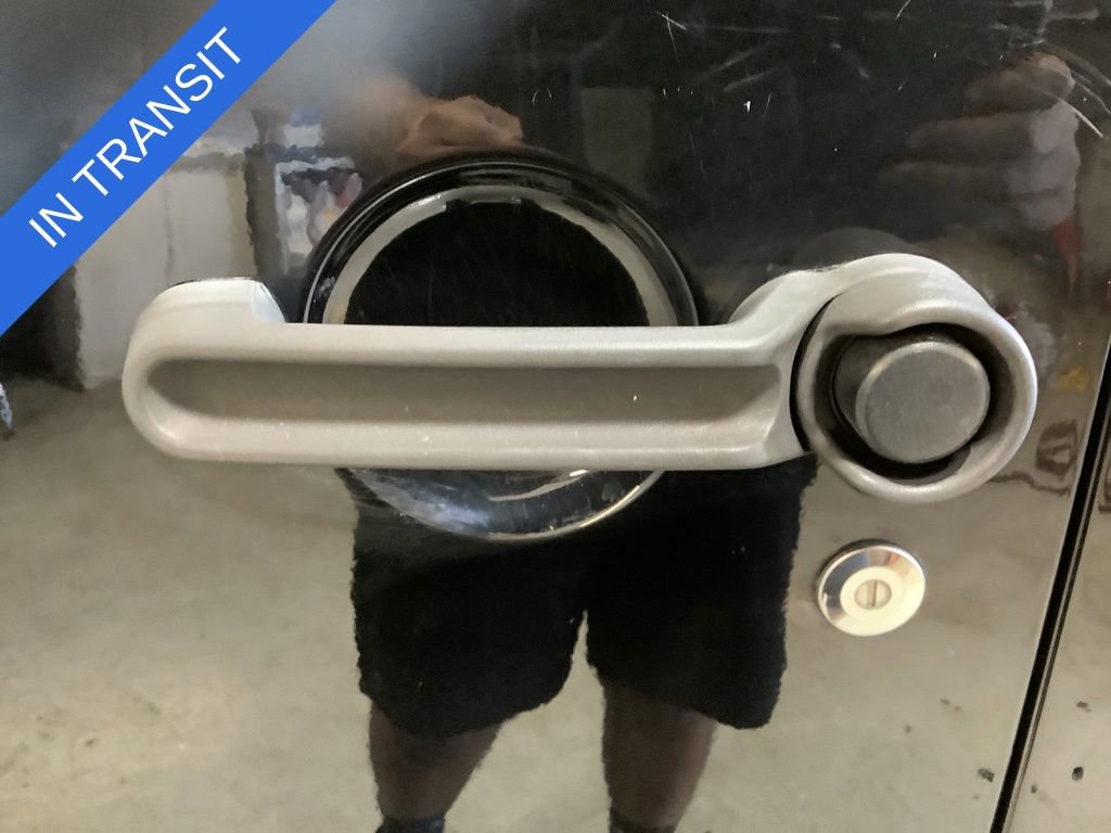 Used 2018 Jeep Wrangler Sahara w/ Connectivity Group AWD/4WD image 12