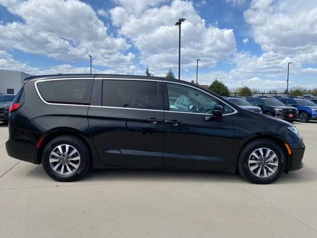 Used 2023 Chrysler Pacifica Touring-L image 6