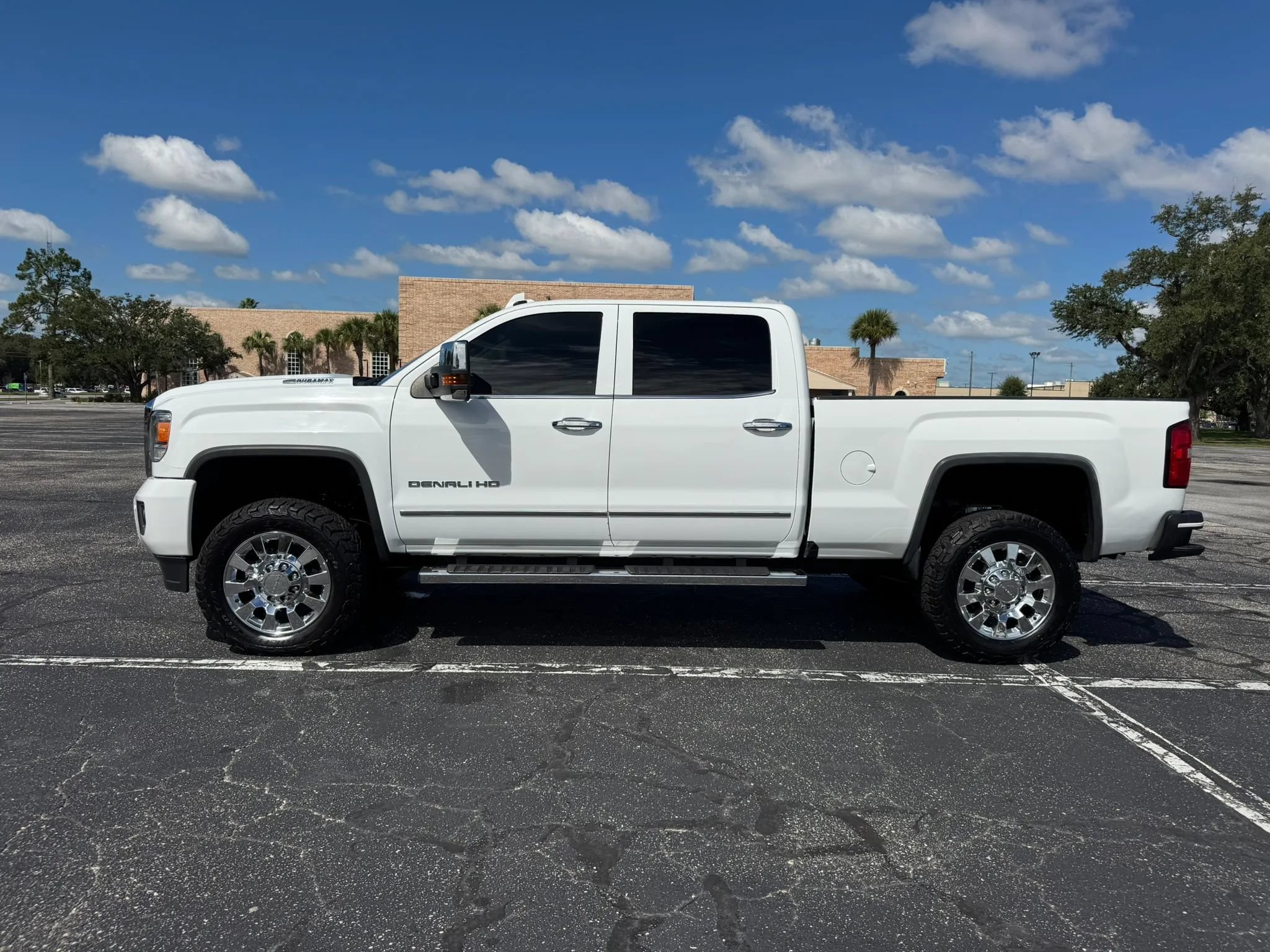 Used 2019 GMC Sierra 2500 Denali w/ Duramax Plus Package AWD/4WD image 11