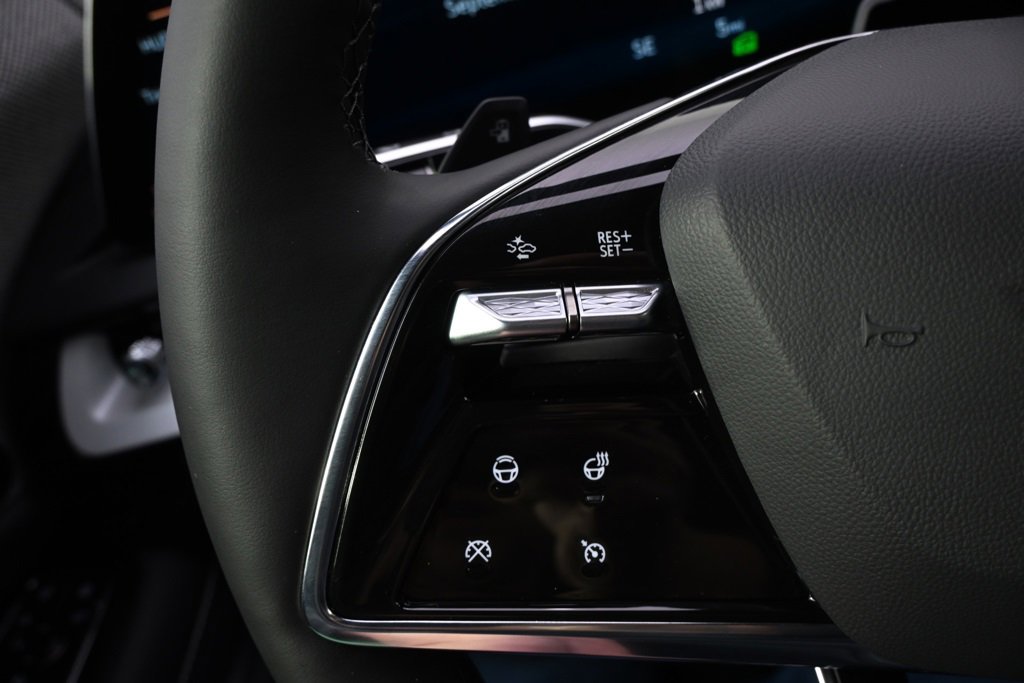 New 2025 Cadillac Optiq Sport 2 w/ LPO, ONYX Package image 32