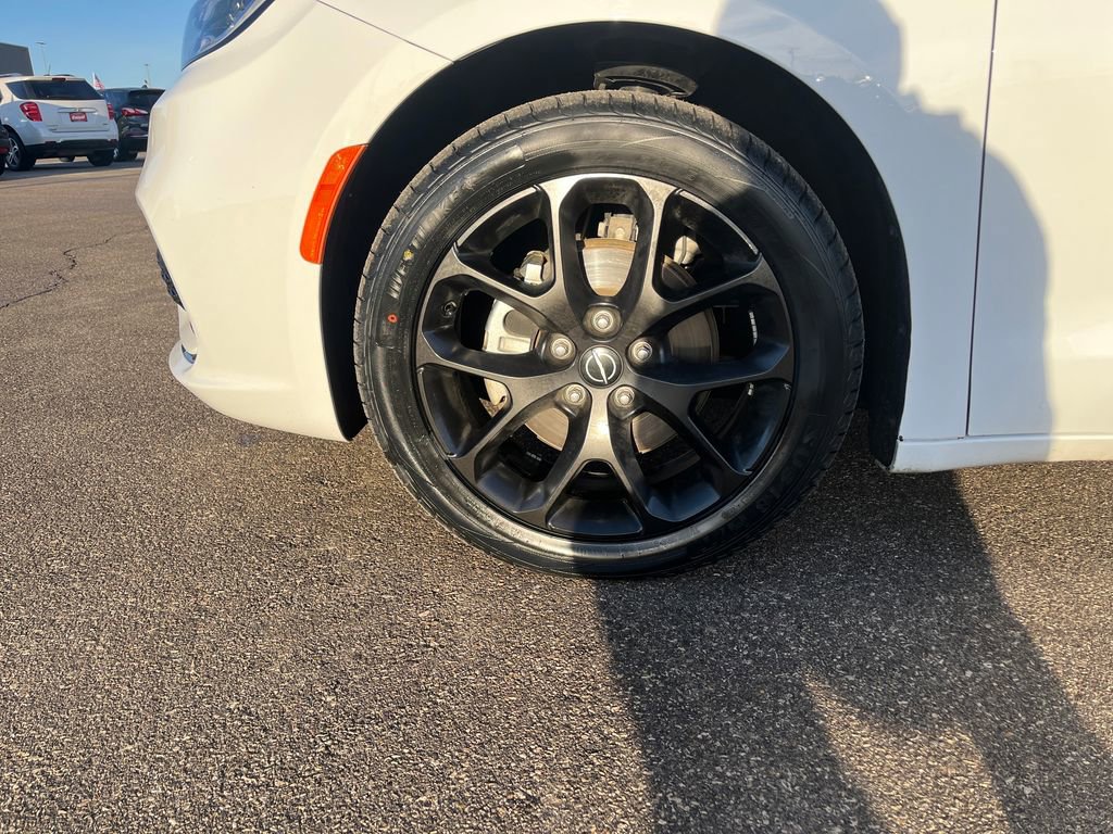 Used 2025 Chrysler Pacifica Limited image 30