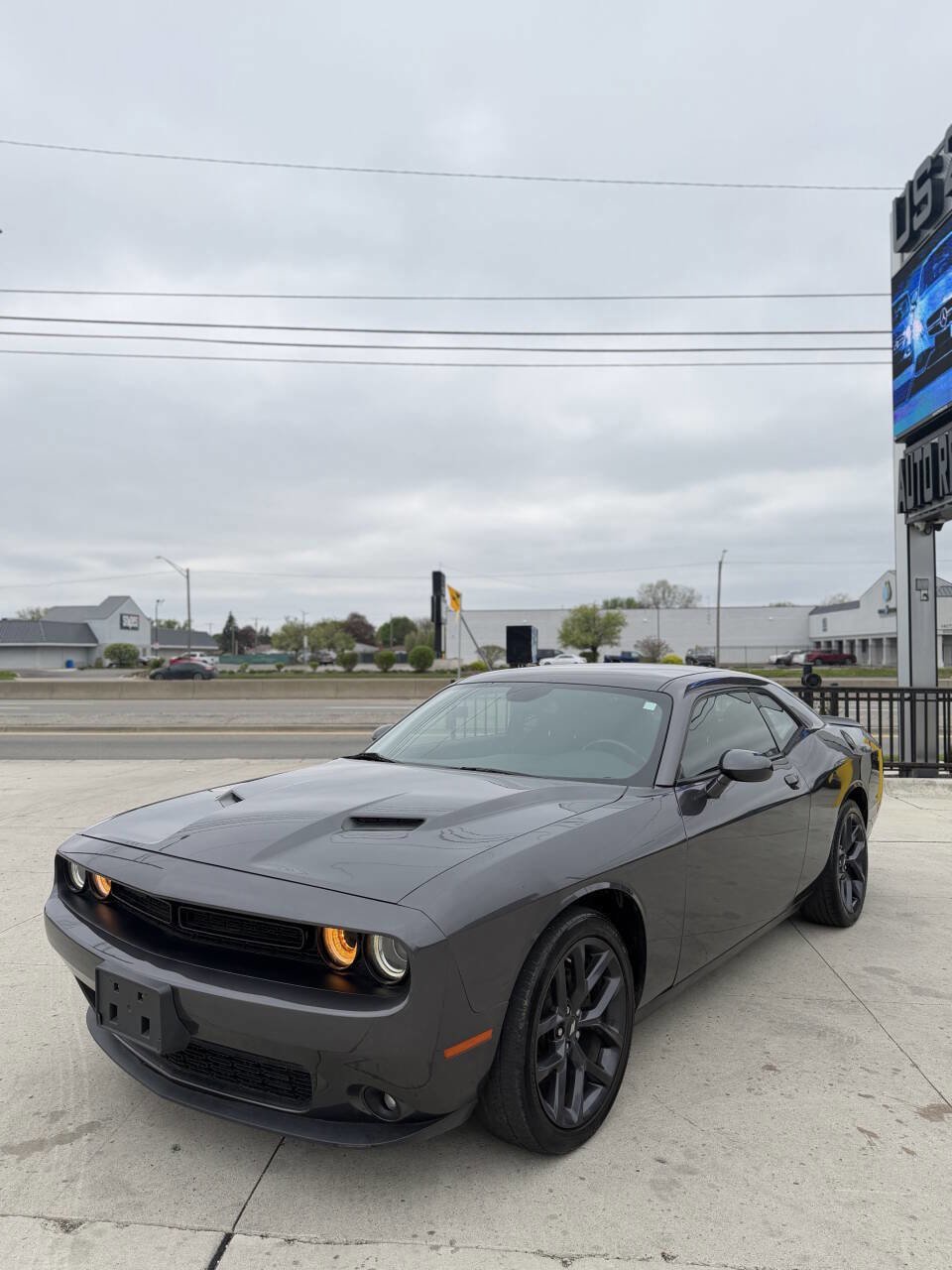 Used 2019 Dodge Challenger SXT w/ Blacktop Package RWD image 3