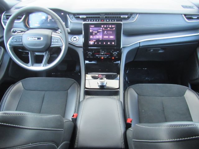 Used 2025 Jeep Grand Cherokee Altitude AWD/4WD image 2