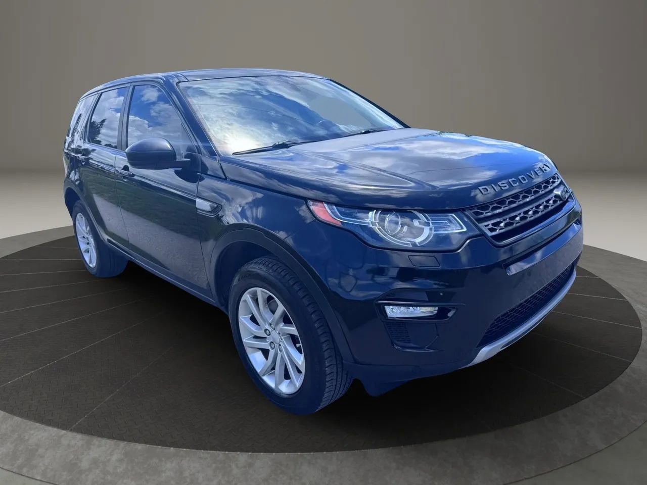 Used 2016 Land Rover Discovery Sport HSE AWD/4WD image 2
