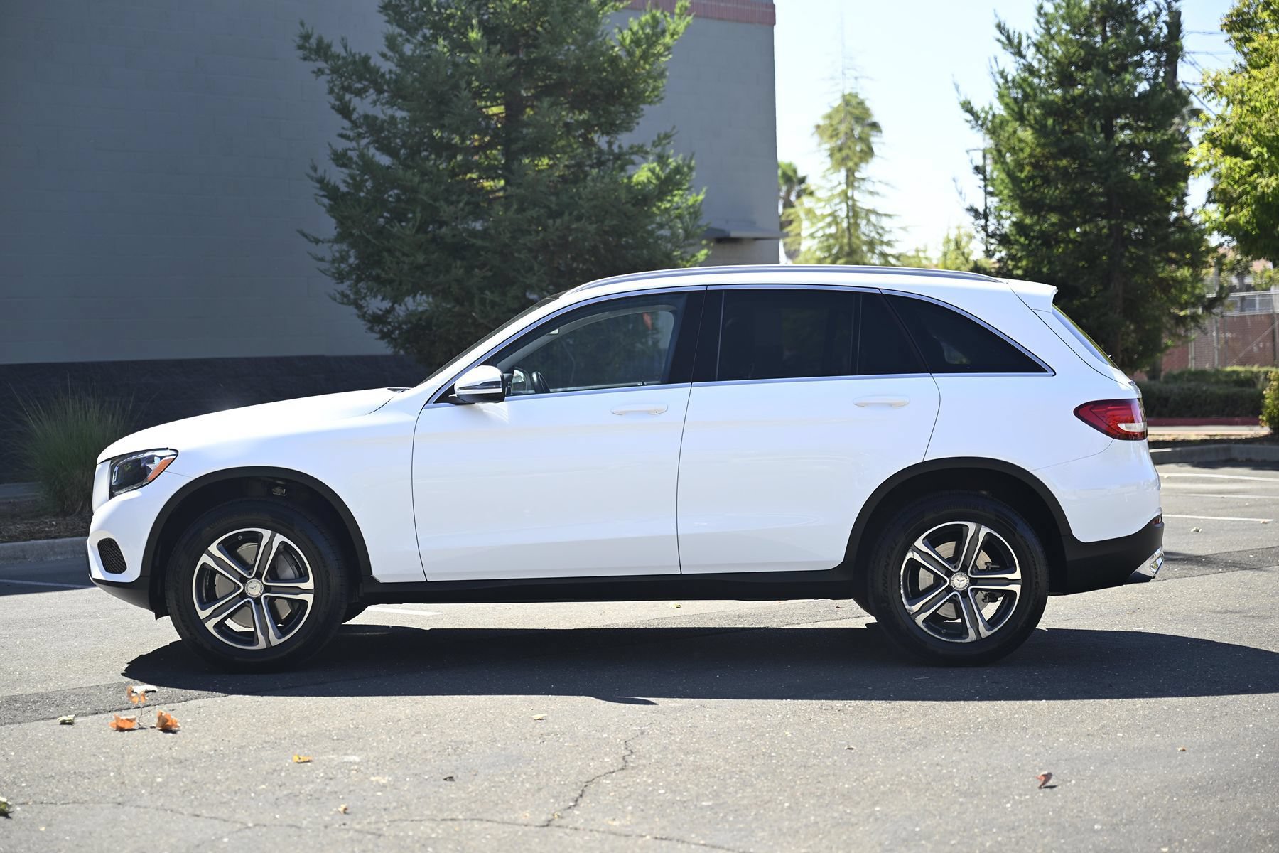 Used 2017 Mercedes-Benz GLC 300 4MATIC image 4